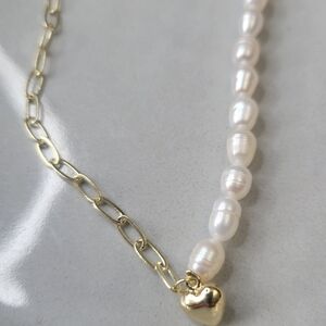 Elegant Gold and White Pearl Necklace
